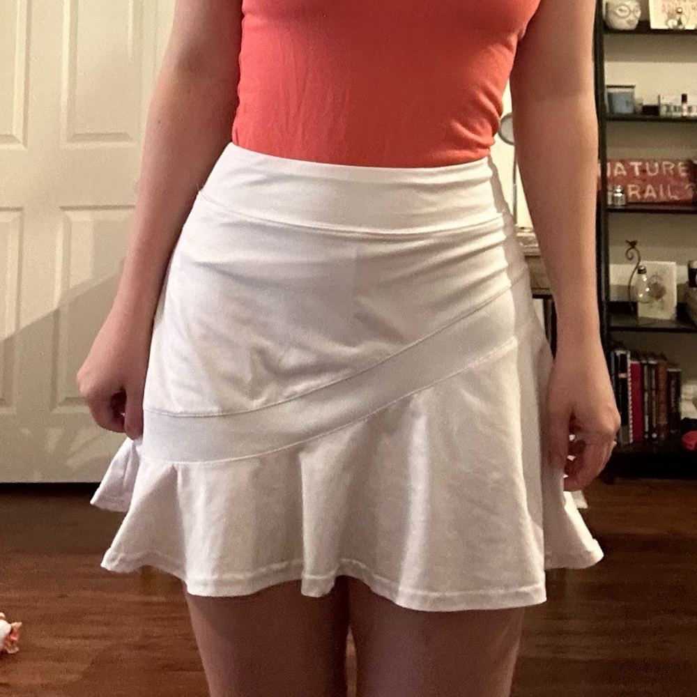 White tennis skirt, 80s vibes